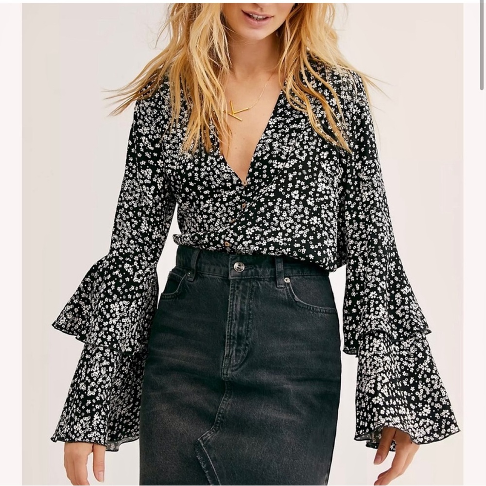 Free People Ditsy Floral V Neck Long Bell
Ruffle Sleeve Bodysuit Black Small